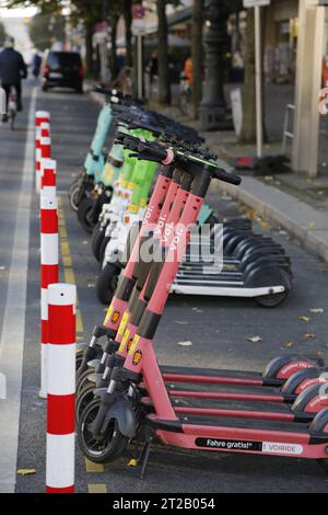 Elektroroller der Marke VOI, Lime und Tier unter den Linden in Berlin am 18.10.2023 *** Elektroroller Marke VOI, Lime and Animal unter den Linden in Berlin am 18 10 2023 Stockfoto