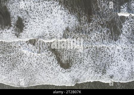 Weißer Meeresschaum-Wirbel-Textur Hintergrund Drohne von oben Stockfoto