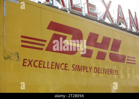 DHL Logo auf einem Lieferwagen am Alexanderplatz in Berlin am 18.10.2023 *** DHL Logo auf einem Lieferwagen am Alexanderplatz in Berlin am 18 10 2023 Credit: Imago/Alamy Live News Stockfoto