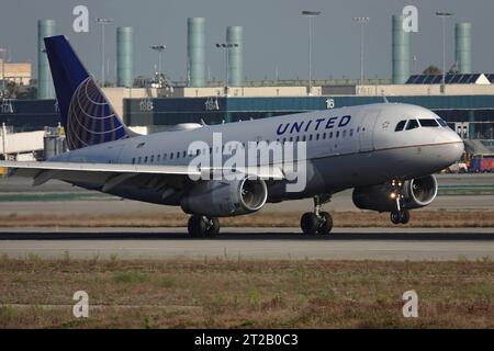 Los Angeles International Airport, CA, USA - 30. August 2023: Ein von United Airlines betriebenes Verkehrsflugzeug des Typs Airbus A319 wird bei der Landung gezeigt. Stockfoto