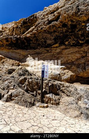 Touristisches Schild in den Höhlen in der Nähe des Küstendorfes Ajuy an der Westküste der Kanarischen Insel Fuerteventura - Ajuy, Pajara, Fuerteventura, Kanarischen Inseln Stockfoto