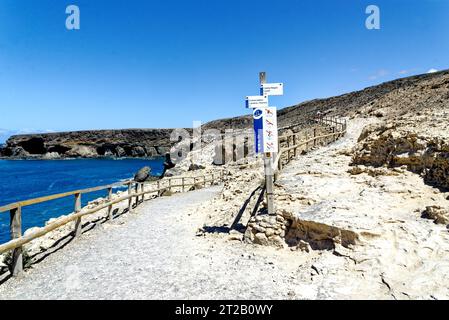 Touristisches Schild in den Höhlen in der Nähe des Küstendorfes Ajuy an der Westküste der Kanarischen Insel Fuerteventura - Ajuy, Pajara, Fuerteventura, Kanarischen Inseln Stockfoto