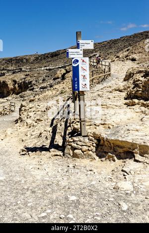 Touristisches Schild in den Höhlen in der Nähe des Küstendorfes Ajuy an der Westküste der Kanarischen Insel Fuerteventura - Ajuy, Pajara, Fuerteventura, Kanarischen Inseln Stockfoto