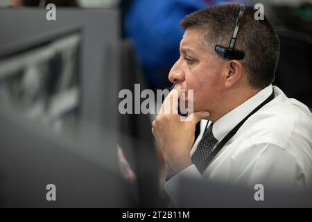 Start der SpaceX Crew-7 der NASA. Richard Jones, Manager des Mission Management and Integration Office für das Commercial Crew Program der NASA, überwacht den Countdown des Starts einer SpaceX Falcon 9-Rakete mit dem Dragon-Raumschiff der Firma auf der SpaceX Crew-7-Mission der NASA mit dem NASA-Astronauten Jasmin Moghbeli, dem ESA-Astronauten Andreas Mogensen. die Japan Aerospace Exploration Agency (JAXA) Astronaut Satoshi Furukawa und der Roscosmos-Kosmonaut Konstantin Borisov an Bord, am Samstag, 26. August 2023, im Start- und Landungskontrollzentrum von SpaceX in HangerX im Kennedy Space Cent der NASA Stockfoto