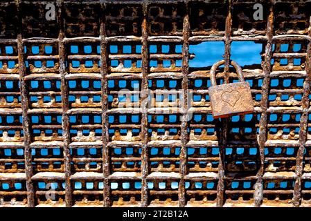 Ein einzelnes Vorhängeschloss, bekannt als lovelock oder lovelock, an einer Brücke befestigt - Fuerteventura Spanien Stockfoto