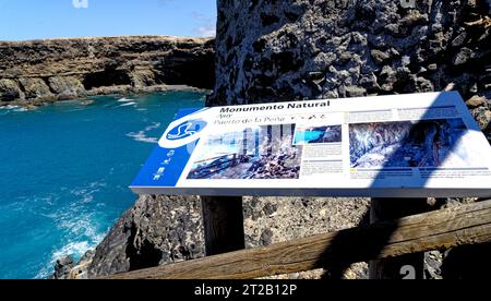 Touristisches Schild in den Höhlen in der Nähe des Küstendorfes Ajuy an der Westküste der Kanarischen Insel Fuerteventura - Ajuy, Pajara, Fuerteventura, Kanarischen Inseln Stockfoto