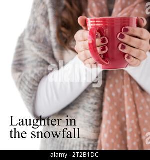 Komposit des Lachens im Schneefall-Text über die Frau, die heiße Schokolade trinkt Stockfoto