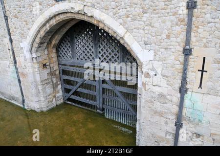 Verräter' Gate ist ein watergate-Eingang im Tower of London, Großbritannien, der historisch mit der Inhaftierung und Ankunft politischer Gefangener in Verbindung gebracht wurde. I Stockfoto