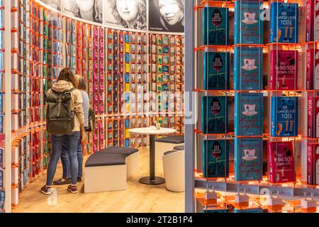 Frankfurt/Main, Deutschland. Oktober 2023. 75. Frankfurter Buchmesse / Frankfurter Buchmesse 2023: Stand der deutschen Verlagsgruppe Droemer Knaur. Quelle: Christian Lademann/LademannMedia/Alamy Live News Stockfoto