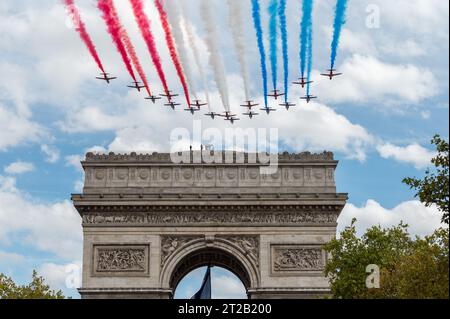 Die Patrouille Acrobatique de France und die Roten Pfeile bilden die französische Flagge am Himmel über dem Arc de Triomphe während des Besuchs von König Karl II. Stockfoto