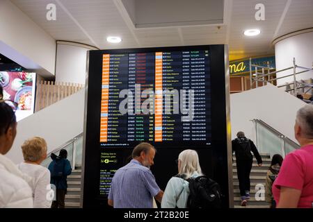 Ein Abfahrtstafel am Gatwick North Terminal, London Gatwick Airport, LGW, Crawley, West Sussex. Stockfoto