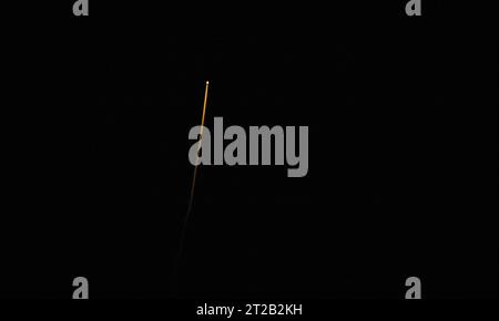 Die SpaceX-Crew Dragon Endeavour landete am 4. September 2023 im Atlantik vor Jacksonville, Florida, mit den NASA-Astronauten Stephen Bowen, Warren Hoburg, dem VAE-Astronauten Sultan Alneyadi und dem Roscosmos-Kosmonauten Andrey Fedyaev. Die Besatzung kehrte von fast sechs Monaten an Bord der Expedition 69 auf der Internationalen Raumstation im Rahmen des Commercial Crew Program zurück. Stockfoto