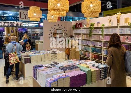 Frankfurt/Main, Deutschland. Oktober 2023. 75. Frankfurter Buchmesse / Frankfurter Buchmesse 2023: Stand des deutschen Verlags LYX (Teil der Verlagsgruppe Bastei Lübbe). Quelle: Christian Lademann/LademannMedia/Alamy Live News Stockfoto