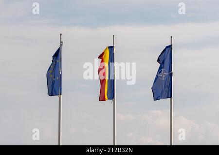 Rumänische Flagge, EU-Flagge und NATO-Flagge vor bewölktem Himmel, am Denkmal für Aurel Vlaicu in Bănești, Rumänien Stockfoto