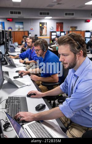 ARTEMIS II Terminalzählung Simulation Nr. 1. Mitglieder des Artemis-II-Startteams, darunter Mitarbeiter von Exploration Ground Systems der NASA und des Auftragnehmers Jacobs, überwachen die Aktivitäten während der Artemis-II-Terminalzählung im Abschussraum 1 im Startkontrollzentrum des Kennedy Space Center der NASA in Florida am Montag, den 11. September 2023. Dies ist Teil einer Reihe von Simulationen, die das Team bei der Vorbereitung auf den Start von Artemis II unterstützen sollen, der ersten Mission mit Astronauten unter Artemis, die alle Systeme des Orion-Raumschiffs testen und überprüfen wird, die für zukünftige bemannte Missionen benötigt werden. Stockfoto