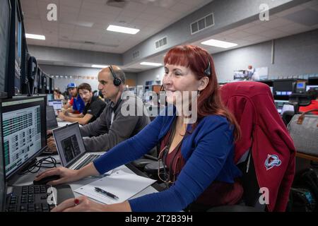 ARTEMIS II Terminalzählung Simulation Nr. 1. Mitglieder des Artemis-II-Startteams, darunter Mitarbeiter von Exploration Ground Systems der NASA und des Auftragnehmers Jacobs, überwachen die Aktivitäten während der Artemis-II-Terminalzählung im Abschussraum 1 im Startkontrollzentrum des Kennedy Space Center der NASA in Florida am Montag, den 11. September 2023. Dies ist Teil einer Reihe von Simulationen, die das Team bei der Vorbereitung auf den Start von Artemis II unterstützen sollen, der ersten Mission mit Astronauten unter Artemis, die alle Systeme des Orion-Raumschiffs testen und überprüfen wird, die für zukünftige bemannte Missionen benötigt werden. Stockfoto