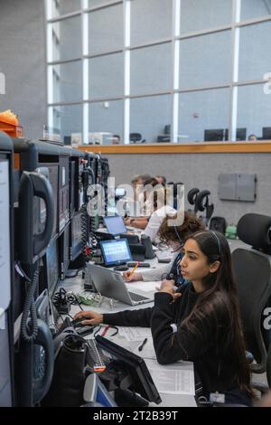 ARTEMIS II Terminalzählung Simulation Nr. 1. Mitglieder des Artemis-II-Startteams, darunter Mitarbeiter von Exploration Ground Systems der NASA und des Auftragnehmers Jacobs, überwachen die Aktivitäten während der Artemis-II-Terminalzählung im Abschussraum 1 im Startkontrollzentrum des Kennedy Space Center der NASA in Florida am Montag, den 11. September 2023. Dies ist Teil einer Reihe von Simulationen, die das Team bei der Vorbereitung auf den Start von Artemis II unterstützen sollen, der ersten Mission mit Astronauten unter Artemis, die alle Systeme des Orion-Raumschiffs testen und überprüfen wird, die für zukünftige bemannte Missionen benötigt werden. Stockfoto