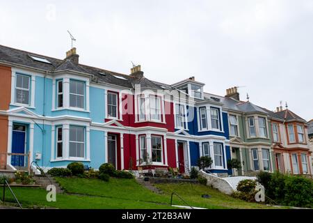 Eine Reihe von bunt bemalten Häusern in Falmouth Stockfoto