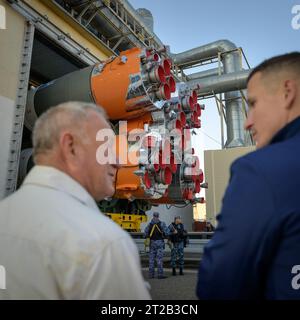 Expedition 70 Sojus Rollout. Die Sojus-Rakete wird am Dienstag, den 12. September 2023, mit dem Zug zum Startplatz der Site 31 im Baikonur-Kosmodrom in Kasachstan ausgerollt. Die Expedition 70 der NASA-Astronaut Loral O'Hara, die Roscosmos-Kosmonauten Oleg Kononenko und Nikolai Chub sollen am 15. September an Bord ihres Sojus MS-24-Raumschiffs starten. Stockfoto