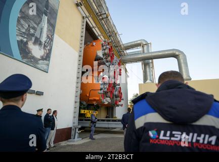 Expedition 70 Sojus Rollout. Die Sojus-Rakete wird am Dienstag, den 12. September 2023, mit dem Zug zum Startplatz der Site 31 im Baikonur-Kosmodrom in Kasachstan ausgerollt. Die Expedition 70 der NASA-Astronaut Loral O'Hara, die Roscosmos-Kosmonauten Oleg Kononenko und Nikolai Chub sollen am 15. September an Bord ihres Sojus MS-24-Raumschiffs starten. Stockfoto