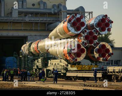 Expedition 70 Sojus Rollout. Die Sojus-Rakete wird am Dienstag, den 12. September 2023, mit dem Zug zum Startplatz der Site 31 im Baikonur-Kosmodrom in Kasachstan ausgerollt. Die Expedition 70 der NASA-Astronaut Loral O'Hara, die Roscosmos-Kosmonauten Oleg Kononenko und Nikolai Chub sollen am 15. September an Bord ihres Sojus MS-24-Raumschiffs starten. Stockfoto