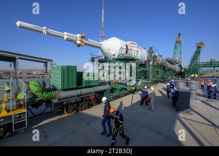 Expedition 70 Sojus Rollout. Die Sojus-Rakete wird am Dienstag, den 12. September 2023, mit dem Zug zum Startplatz der Site 31 im Baikonur-Kosmodrom in Kasachstan ausgerollt. Die Expedition 70 der NASA-Astronaut Loral O'Hara, die Roscosmos-Kosmonauten Oleg Kononenko und Nikolai Chub sollen am 15. September an Bord ihres Sojus MS-24-Raumschiffs starten. Stockfoto