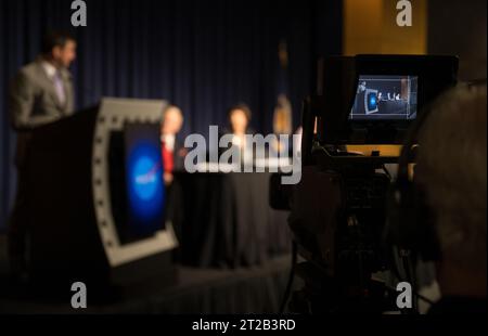 UAP Media Briefing. Von links nach rechts, Daniel Evans, stellvertretender stellvertretender Associate Administrator für Forschung der NASA, Daniel Evans, NASA-Administrator Bill Nelson, Nicola Fox, stellvertretender stellvertretender Associate Administrator der Wissenschaftsmission und Präsident der Simons Foundation und Vorsitzender des unabhängigen Studienteams der NASA, David Spergel, werden in einer Videokamera während eines Medienbriefings gesehen, um die Ergebnisse eines unabhängigen Studienteams mit unidentifizierten anomalen Phänomenen (UAP) am Donnerstag, den 14. September 2023, im Hauptquartier der Mary W. Jackson NASA in Washingto zu diskutieren Stockfoto