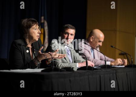 Nicola Fox, Associate Administratorin des Science Mission Directorate der NASA, beantwortet Fragen während eines Medienbriefings am 14. September 2023 im Hauptquartier der NASA Mary W. Jackson in Washington. Das Briefing befasst sich mit den Ergebnissen des 2022 in Auftrag gegebenen unabhängigen Studienteams (Unidentified Anomalous Phenomena, UAP), das aus 16 Experten besteht, die über Methoden zur Untersuchung von UAP beraten und potenzielle zukünftige Datenerhebungen informieren. Stockfoto