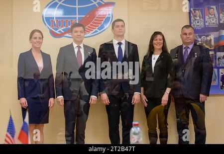 Expedition 70 State Commission. Expedition 70 Hauptbesatzung NASA-Astronaut Loral O'Hara, links, Roscosmos-Kosmonauten Oleg Kononenko, und Nikolai Chub, zusammen mit den Besatzungsmitgliedern Tracy Dyson und Alexey Ovchinin, rechts, werden in Quarantäne hinter Glas während der Sitzung der Staatskommission gesehen, um den Start der Sojus-Expedition 70 zur internationalen Raumstation am Donnerstag, 14. September 2023 im Cosmonaut Hotel in Baikonur, Kasachstan, zu genehmigen. Stockfoto