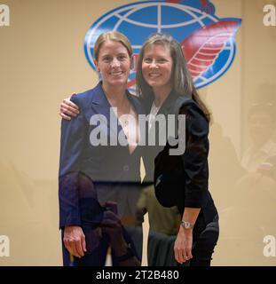 Expedition 70 State Commission. Expedition 70 Hauptbesatzung NASA-Astronaut Loral O'Hara, links, und NASA-Astronaut Tracy Dyson posieren für ein Foto, während er sich hinter Glas in Quarantäne befand während der Sitzung der Staatskommission, um den Sojus-Start der Expedition 70 zur internationalen Raumstation am Donnerstag, den 14. September 2023 im Cosmonaut-Hotel in Baikonur, Kasachstan, zu genehmigen. Stockfoto