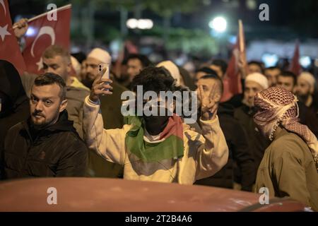 Istanbul, Türkei. Oktober 2023. Ein Demonstrant macht während der Demonstration Gesten. Bürger versammelten sich vor dem israelischen Generalkonsulat in Istanbul und protestierten gegen den Angriff auf das Al-Ahli Baptist Hospital in Gaza. Die Polizei intervenierte mit Pfeffergas an diejenigen, die versuchten, das Generalkonsulat zu betreten. Quelle: SOPA Images Limited/Alamy Live News Stockfoto