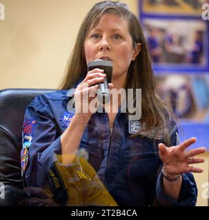 Expedition 70 Pressekonferenz. Expedition 70-Astronaut Tracy Dyson wird während einer Pressekonferenz am Donnerstag, den 14. September 2023 im Cosmonaut Hotel in Baikonur, Kasachstan, unter Quarantäne gestellt. Die Expedition 70 der NASA-Astronaut Loral O'Hara, die Roscosmos-Kosmonauten Oleg Kononenko und Nikolai Chub sollen am 15. September an Bord ihres Sojus MS-24-Raumschiffs starten. Stockfoto