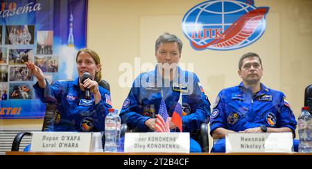 Expedition 70 Pressekonferenz. Expedition 70 NASA-Astronaut Loral O'Hara, links, Roscosmos-Kosmonauten Oleg Kononenko und Nikolai Chub, rechts, werden während einer Pressekonferenz am Donnerstag, den 14. September 2023, im Cosmonaut-Hotel in Baikonur, Kasachstan, unter Quarantäne gestellt. O'Hara, Kononenko, Chub sollen am 15. September an Bord ihres Sojus MS-24-Raumschiffs starten. Stockfoto