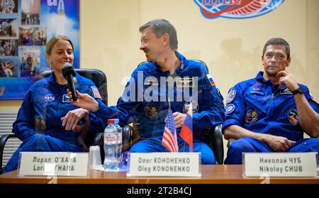 Expedition 70 Pressekonferenz. Expedition 70 NASA-Astronaut Loral O'Hara, links, Roscosmos-Kosmonauten Oleg Kononenko und Nikolai Chub, rechts, werden während einer Pressekonferenz am Donnerstag, den 14. September 2023, im Cosmonaut-Hotel in Baikonur, Kasachstan, unter Quarantäne gestellt. O'Hara, Kononenko, Chub sollen am 15. September an Bord ihres Sojus MS-24-Raumschiffs starten. Stockfoto