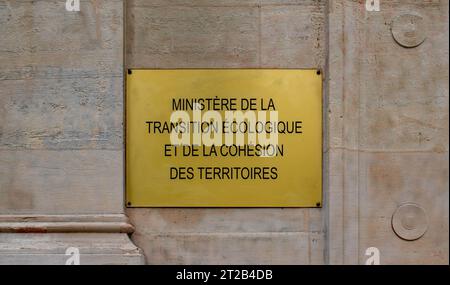 Paris, Frankreich - 10 08 2023 : Tafel am Eingang des Ministeriums für ökologischen Wandel und sozialen Zusammenhalt Stockfoto