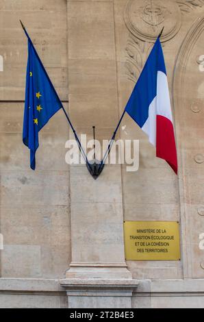 Paris, Frankreich - 10 08 2023 : Tafel am Eingang des Ministeriums für ökologischen Wandel und sozialen Zusammenhalt Stockfoto