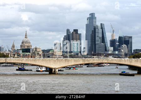 Die Skyline der modernen Gebäude und St. Pauls Cathedral in London mit Waterloo Bridge und der Themse im Vordergrund, England Großbritannien Stockfoto