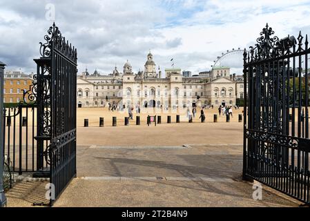 Touristen, die an einem Sommertag auf der Horse Guards Parade im Zentrum von London in Großbritannien herumwandern Stockfoto