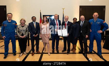 Deutschland Artemis Accords Unterzeichnet. Von links nach rechts: ESA-Astronaut Matthias Maurer, stellvertretender NASA-Administrator Pam Melroy, Exekutivsekretär des Nationalen Weltraumrates (NSPC) Chirag Parikh, Koordinatorin der deutschen Luft- und Raumfahrtpolitik Anna Christmann, NASA-Administrator Bill Nelson, Generaldirektor der Deutschen Weltraumorganisation am Deutschen Zentrum für Luft- und Raumfahrt (DLR) Walther Pelzer, stellvertretende Staatssekretärin für Ozeane und internationale Umwelt- und Wissenschaftliche Angelegenheiten Jennifer R. Littlejohn, deutscher Botschafter in den Vereinigten Staaten Andreas Michaelis, A Stockfoto