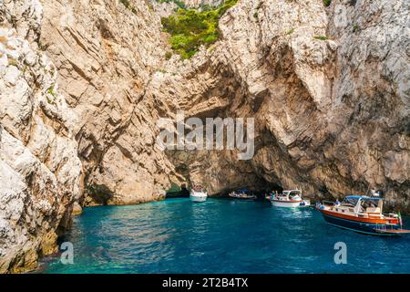 CAPRI, ITALIEN - 19. SEPTEMBER 2023: Touristen in Booten in der Grünen Grotte an der Küste von Capri Stockfoto