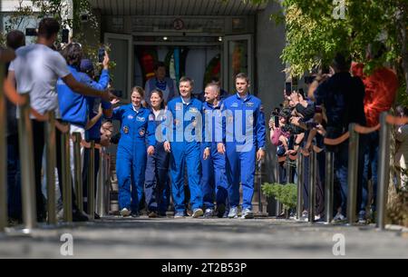 Expedition 70 Cosmonaut Hotel Abfahrt. Expedition 70 NASA-Astronaut Loral O'Hara, links, Roscosmos-Kosmonauten Oleg Kononenko, Zentrum, und Nikolai Chub, zusammen mit den Expedition 70-Besatzungsmitgliedern Tracy Dyson von der NASA, zweite Reihe links, und Alexey Ovchinin von Roscosmos, verlassen das Cosmonaut Hotel, um sich für ihren Sojus-Start zur Internationalen Raumstation anzumelden, Freitag, 15. September 2023, in Baikonur, Kasachstan. Der Start der Expedition 70 wird den NASA-Astronauten Loral O'Hara und die Roscosmos-Kosmonauten Oleg Kononenko und Nikolai Chub auf eine Mission zur Internationalen Raumstation schicken. Stockfoto