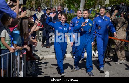 Expedition 70 Cosmonaut Hotel Abfahrt. Expedition 70 NASA-Astronaut Loral O'Hara, links, Roscosmos-Kosmonauten Oleg Kononenko, Zentrum, und Nikolai Chub, zusammen mit den Expedition 70-Besatzungsmitgliedern Tracy Dyson von der NASA, zweite Reihe links, und Alexey Ovchinin von Roscosmos, verlassen das Cosmonaut Hotel, um sich für ihren Sojus-Start zur Internationalen Raumstation anzumelden, Freitag, 15. September 2023, in Baikonur, Kasachstan. Der Start der Expedition 70 wird den NASA-Astronauten Loral O'Hara und die Roscosmos-Kosmonauten Oleg Kononenko und Nikolai Chub auf eine Mission zur Internationalen Raumstation schicken. Stockfoto