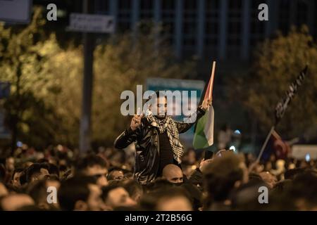 Istanbul, Türkei. Oktober 2023. Ein Demonstrant macht während der Demonstration Gesten. Bürger versammelten sich vor dem israelischen Generalkonsulat in Istanbul und protestierten gegen den Angriff auf das Al-Ahli Baptist Hospital in Gaza. Die Polizei intervenierte mit Pfeffergas an diejenigen, die versuchten, das Generalkonsulat zu betreten. (Foto: Onur Dogman/SOPA Images/SIPA USA) Credit: SIPA USA/Alamy Live News Stockfoto