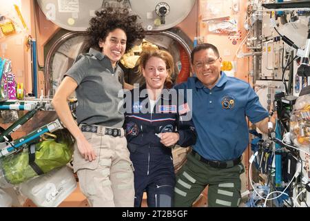 . Iss069e088442 (15. September 2023) --- die Flugingenieure der Expedition 69 (von links) Jasmin Moghbeli, Loral O'Hara und Frank Rubio, alle NASA-Astronauten, posieren für ein Porträt an Bord des Unity-Moduls der Internationalen Raumstation. Alle drei Besatzungsmitglieder wurden in die NASA-Astronautenklasse 2017 aufgenommen. Stockfoto