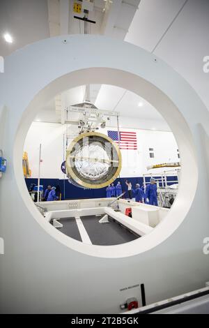 Das Northrop Grumman Cygnus Pressurized Cargo Module (PCM) für die NG-20-Mission wird mit einem Kran in das Kennedy Space Center der NASA gebracht. Das Modul wird für den Start zur Internationalen Raumstation mit einer SpaceX Falcon 9 Rakete vom Starterkomplex 39A bearbeitet Stockfoto