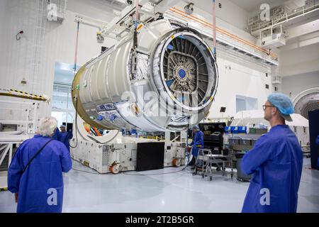 Das Pressurized Cargo Module (PCM) der NG-20 Cygnus wird in der Hochbucht des Kennedy Space Centers der NASA in Florida positioniert. Das Modul wird vor dem Start zur Internationalen Raumstation mit einer SpaceX Falcon 9 Rakete vom Launch Complex 39A bearbeitet Stockfoto