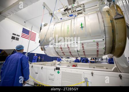 Das Pressurized Cargo Module (PCM) der Raumsonde Northrop Grumman Cygnus für die kommerzielle Versorgungsmission NG-20 wird mit einem Kran in die Hochbucht der Kennedy Space Center Space Station Processing Facility in Florida gebracht. Der nächste Schritt ist die Fahrzeugbearbeitung für den Start zur Internationalen Raumstation an Bord einer SpaceX Falcon 9 Rakete vom Launch Complex 39A. Stockfoto