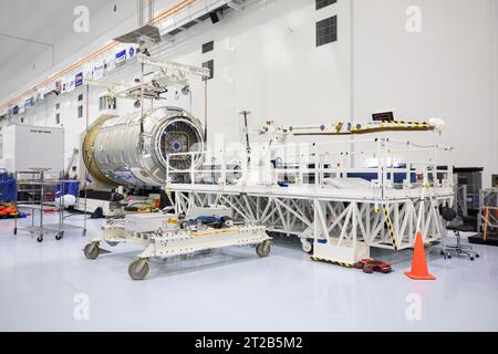 Das NG-20 Cygnus Pressurized Cargo Module (PCM) wird mit einem Kran in der Space Station Processing Facility des Kennedy Space Centers angehoben. Das Modul wird vor dem Start einer SpaceX Falcon 9-Rakete zur Internationalen Raumstation vom Startkomplex 39A bearbeitet Stockfoto