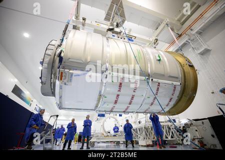 Die Techniker der NASA und Northrop Grumman heben das NG-20 Cygnus Pressurized Cargo Module (PCM) in der Hochbucht des Kennedy Space Center, Florida. Das Modul wird für den Start an Bord einer SpaceX Falcon 9 Rakete zur Internationalen Raumstation vom Starterkomplex 39A bearbeitet Stockfoto