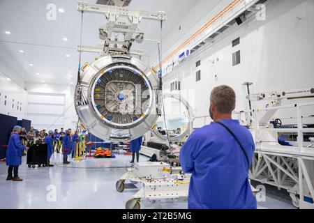 Techniker heben das Northrop Grumman Cygnus NG-20 Pressurized Cargo Module (PCM) in das Kennedy Space Center Hochregal der NASA. Das Modul wird einer abschließenden Fahrzeugbearbeitung unterzogen, bevor es mit einer SpaceX Falcon 9 Rakete vom Launch Complex 39A zur Internationalen Raumstation startet Stockfoto